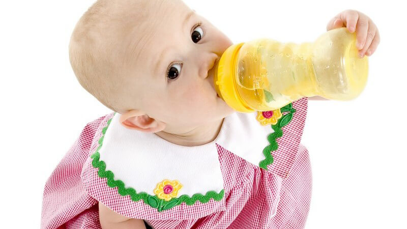 Baby trinkt aus Schnabeltasse