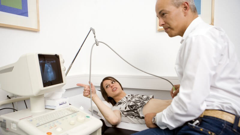 Junge Frau beim Ultraschall in Behandlungsraum beim Arzt
