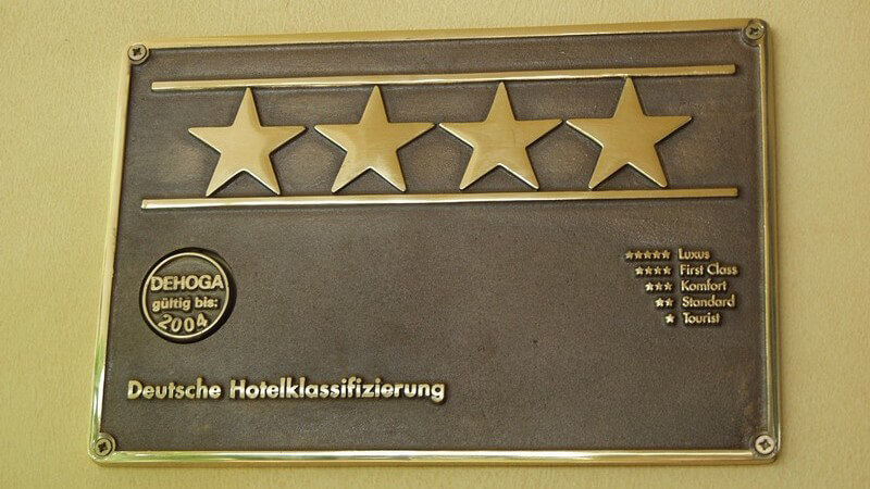 Vier-Sterne-Schild an Hotelwand