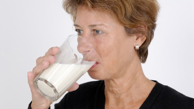 Reifere Frau trinkt ein Glas Milch