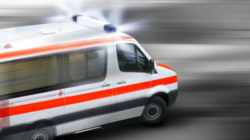 Notfall Krankenwagen fährt schnell in Straße, Blaulicht, Unfall