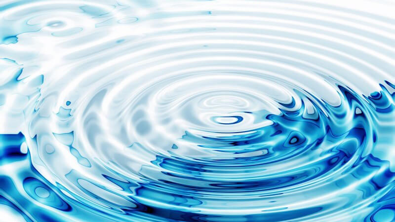 Türkisblaues Wasser mit großen und kleinen Wasserringen