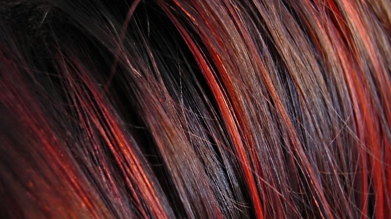 Nahaufnahme coloriertes Haar, rot, braun, schwarz