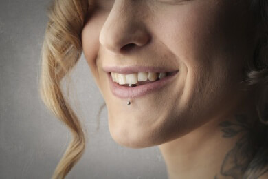 Zunahme bei Tattoos und Piercing