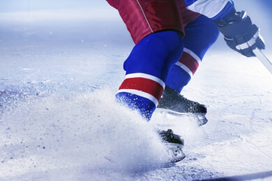 Heranwachsende sollten auch beim Eishockey-Training die komplette Schutzmontur tragen
