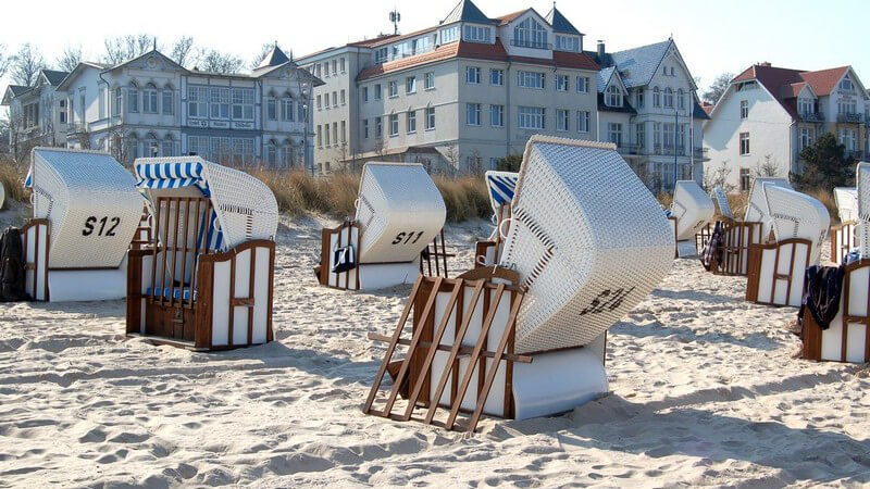 Strand auf Usedom in Bansin mit Strandkörben, dahinter Häuser/Hotels