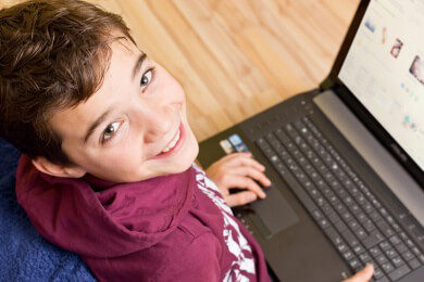 Die meisten Jugendlichen flirten auch online