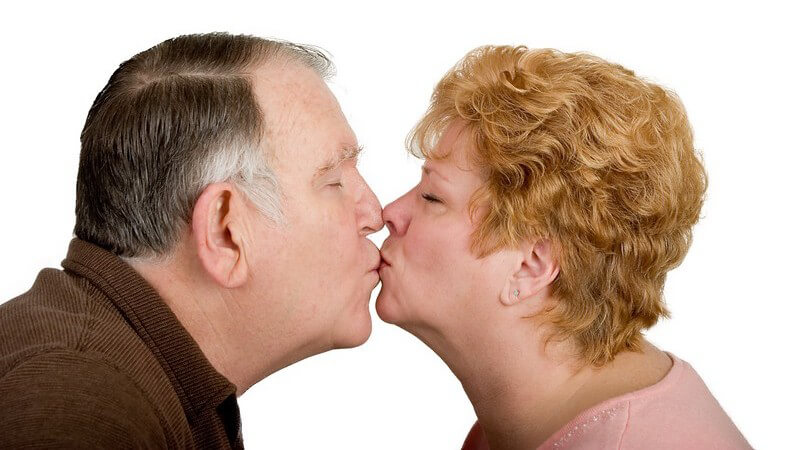 Älteres Paar beim Küssen, weißer Hintergrund