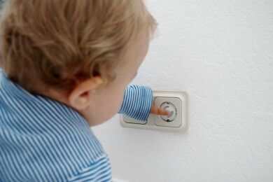 Lebensgefahr - Wenn Kinder Steckdosen entdecken