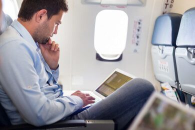 Schlafen im Flugzeug - Musik hilft besser als Medikamente