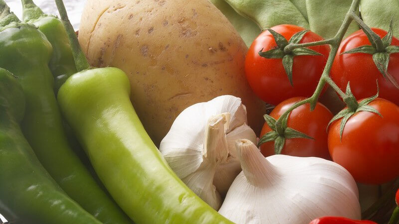 Nahaufnahmen frisches Gemüse: Tomaten, Knoblauch, Kartoffeln, Pepperoni, Bohnen