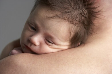 Lanugo-Haare - warum manche Babys bei der Geburt so behaart sind