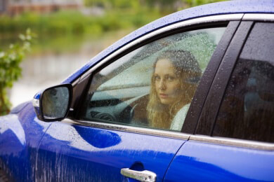 Erhöhte Gefahr für Autofahrer durch Spurrillen bei Aquaplaning