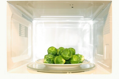 Erwärmen in der Mikrowelle - Wie man Salmonellen vermeiden kann