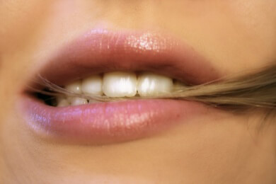 Männer achten beim Betrachten eines weiblichen Gesichts vor allem auf die Lippen