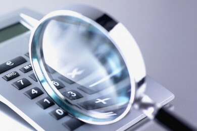 Gut sehen auch im hohen Alter: Mit vergrößernden Sehhilfen kein Problem