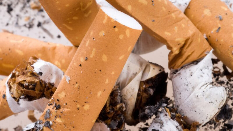 Nahaufnahme ausgedrückte Zigaretten in Aschenbecher