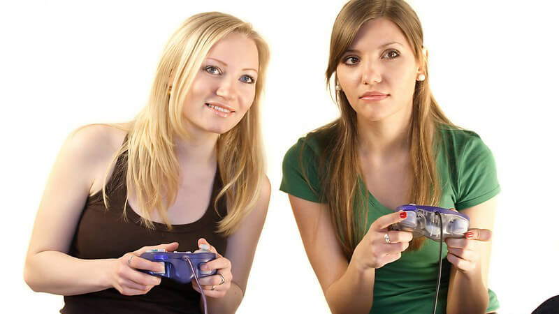 Zwei Freundinnen mit Controllern spielen Videospiel