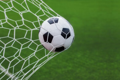 Abwegige Fußball-Regel: Sicheres Tor verhindert und dafür nur Gelb!