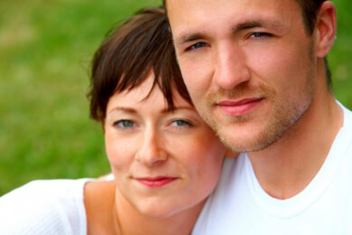 "Cougarism": wenn reifere Frauen eine Beziehung mit jungen Männern haben