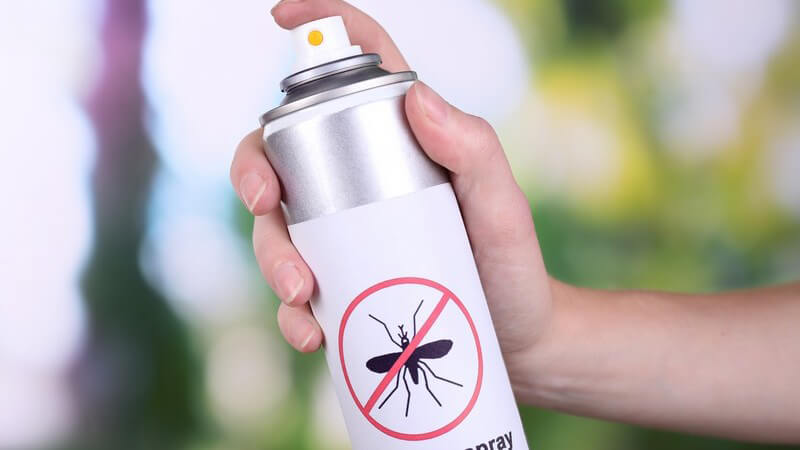 Weiße Sprühdose mit der Aufschrift "Mosquito spray" (Mückenspray)