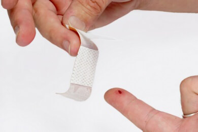 Mit Papier schneiden - Warum die kleinen Wunden am meisten weh tun