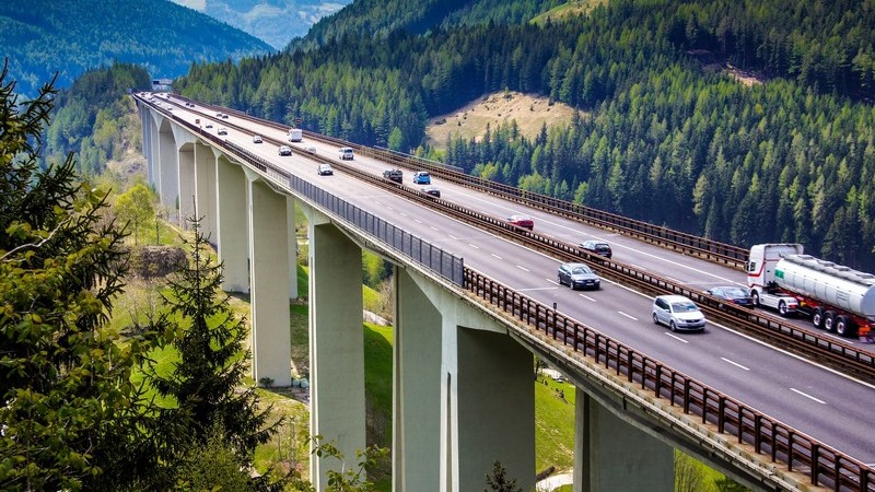 Eine lange Brücke führt die Brennerautobahn durch ein Tal in Südtirol