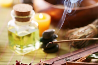 Räucherkerzen können eine unscheinbare Gefahr sein - manche bedingen Krebs und Asthmaerkrankungen