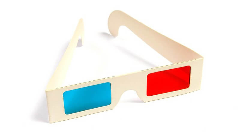 3D Brille mit rotem und blauem Plastik auf weißem Hintergrund