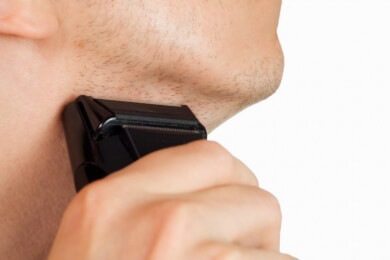 Männer mit empfindlicher Haut sollten sich trocken rasieren