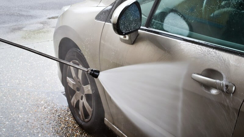 Auto wird mit Hochdruck Wasserstrahl gewaschen (Autowäsche)