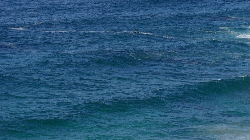 Kleine, brechende Wellen im Meer