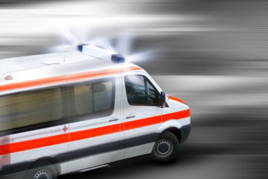 Wer keine Erste Hilfe am Unfallort leistet, macht sich strafbar