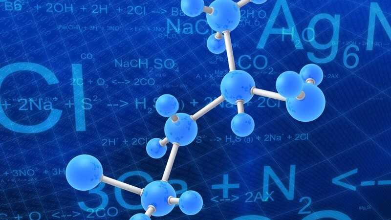 Blaues Molekül vor blauen chemischen Formeln und Gitter