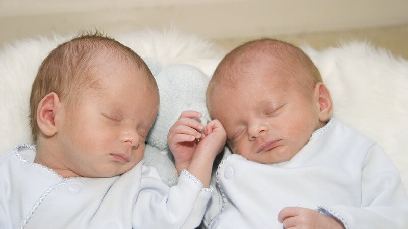 Zwei schlafende Babys auf Schaffell, Zwillinge