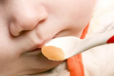 Durch Abschlecken des Babybreilöffels können Karieserreger übertragen werden