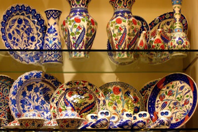 Trinkgefäße aus dem 16. Jahrhundert von einer Müllhalde in einer Ausstellung im Museum in Osnabrück