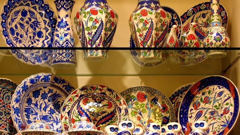 Regal mit Glasplatten, darauf osmanisches Geschirr, Vasen, Teller, Ausstellung