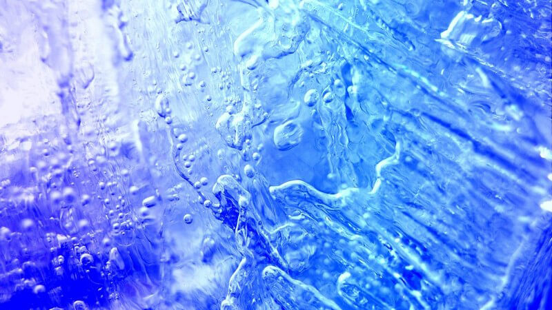 Nahaufnahme gefrorenes Wasser, blauer Hintergrund