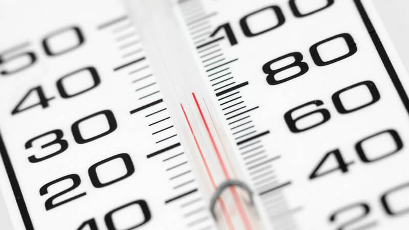 Nahaufnahme Anzeige Thermometer mit 28°C, daneben Fahrenheit Anzeige