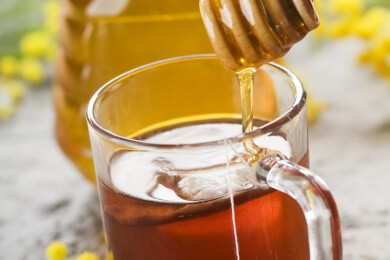 Säuglingen sollte kein Honig oder Ahornsirup verabreicht werden