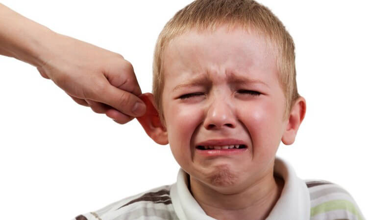 Junge weint, wird von Mutter oder Vater am Ohr gezogen, Strafe, Beschimpfen