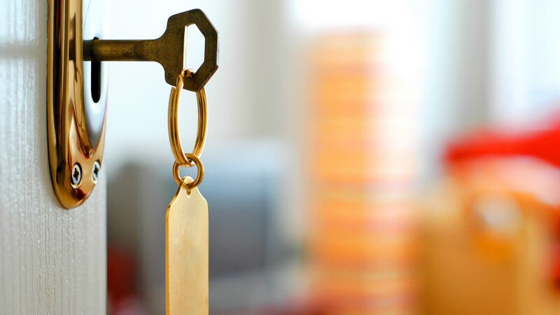 Nahaufnahme Hotelzimmer Türschloss mit Schlüssel