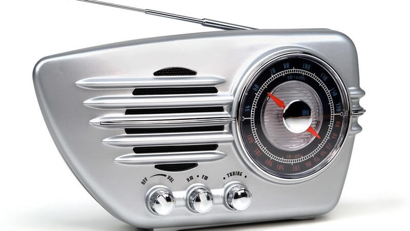 Altmodisches Radio auf weißem Hintergrund