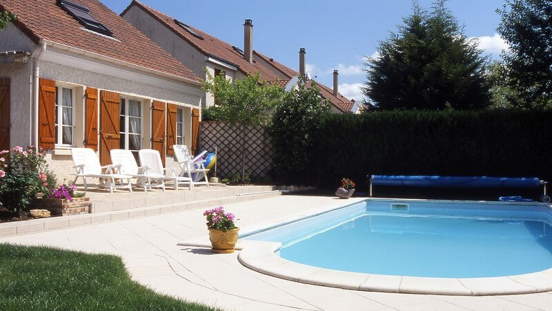 Haus mit großer Terrasse und Swimming Pool im Garten