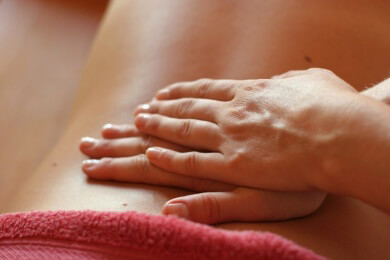 Den Partner am Valentinstag mit einer Massage verwöhnen