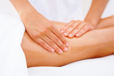 Lymph-Drainagen helfen angeschwollenen Beinen