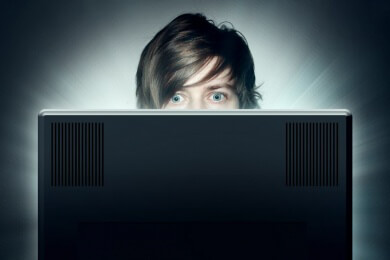 USA - Blinder Zocker spielt Videogame anhand der Töne durch