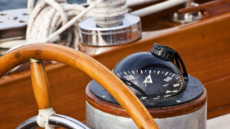 Lenkrad, Kompass, Seil auf Segelboot