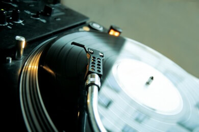 Für die passende Musik zur Hochzeitsfeier einen DJ organsieren